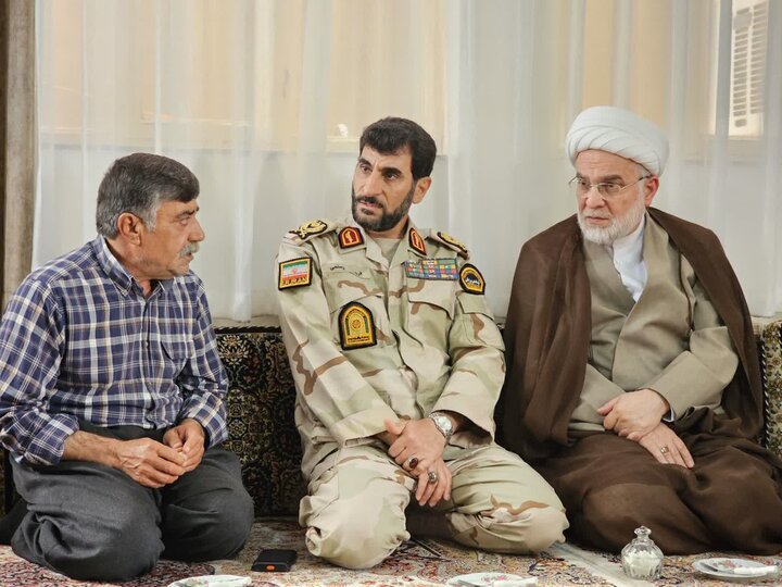 تصاویر/ دیدار نماینده ولی‌فقیه در کردستان با خانواده شهدای مرزبانی در سنندج