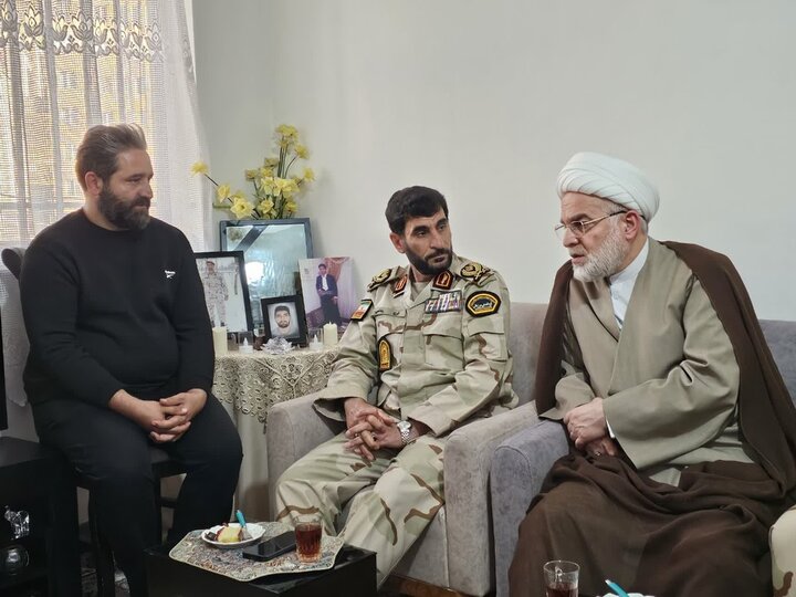 تصاویر/ دیدار نماینده ولی‌فقیه در کردستان با خانواده شهدای مرزبانی در سنندج