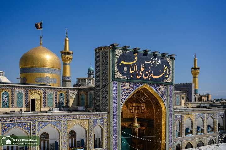 تحویل رایة القبة الرضوية المقدسة ونشر اللوحات السوداء حدادًا على شهادة الإمام الباقر (عليه السلام)