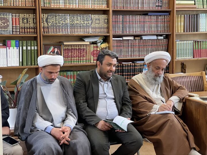 تصاویر/  دیدار جمعی از مسئولان و اعضای کانون‌های فرهنگی هنری مساجد شهر با امام‌جمعه‌بابل