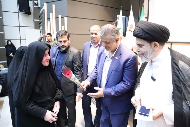 تصاویر/مراسم بزرگداشت سوم خرداد و تجلیل از خانواده های معظم شهدای جنگ رمضان در اراک