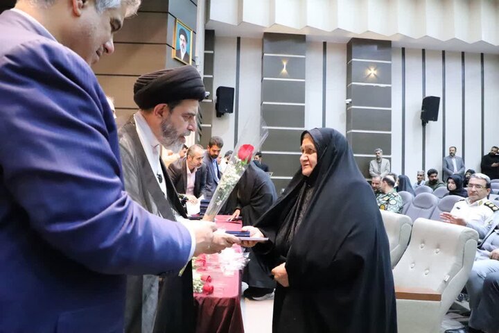 تصاویر/مراسم بزرگداشت سوم خرداد و تجلیل از خانواده های معظم شهدای جنگ رمضان در اراک