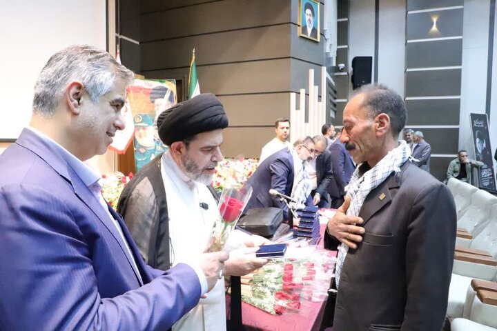 تصاویر/مراسم بزرگداشت سوم خرداد و تجلیل از خانواده های معظم شهدای جنگ رمضان در اراک