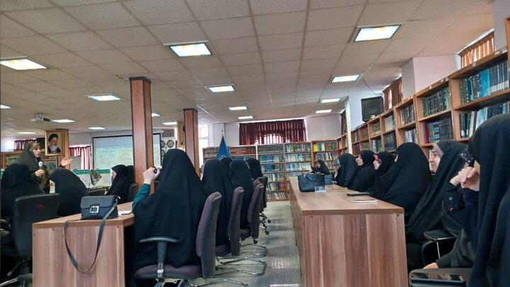 تصاویر/برپایی نمایشگاه «عفاف و پوشش در ادیان الهی» در حوزه علمیه خواهران استان مرکزی