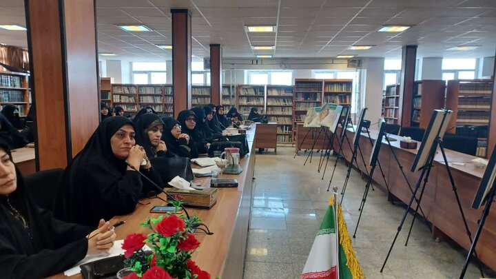 تصاویر/برپایی نمایشگاه «عفاف و پوشش در ادیان الهی» در حوزه علمیه خواهران استان مرکزی