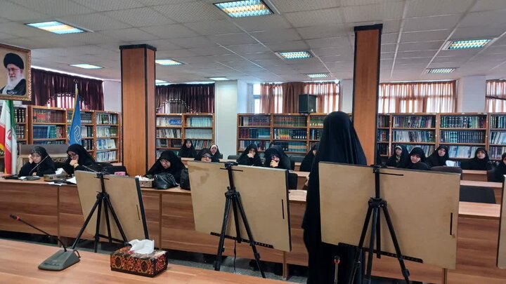 تصاویر/برپایی نمایشگاه «عفاف و پوشش در ادیان الهی» در حوزه علمیه خواهران استان مرکزی