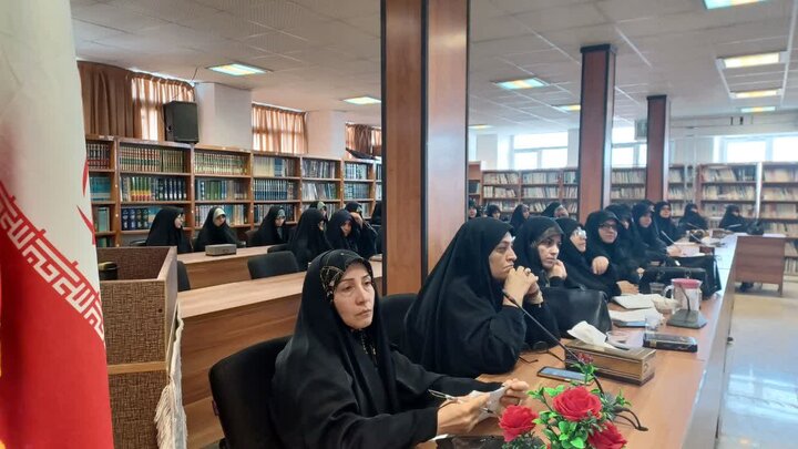 تصاویر/برپایی نمایشگاه «عفاف و پوشش در ادیان الهی» در حوزه علمیه خواهران استان مرکزی