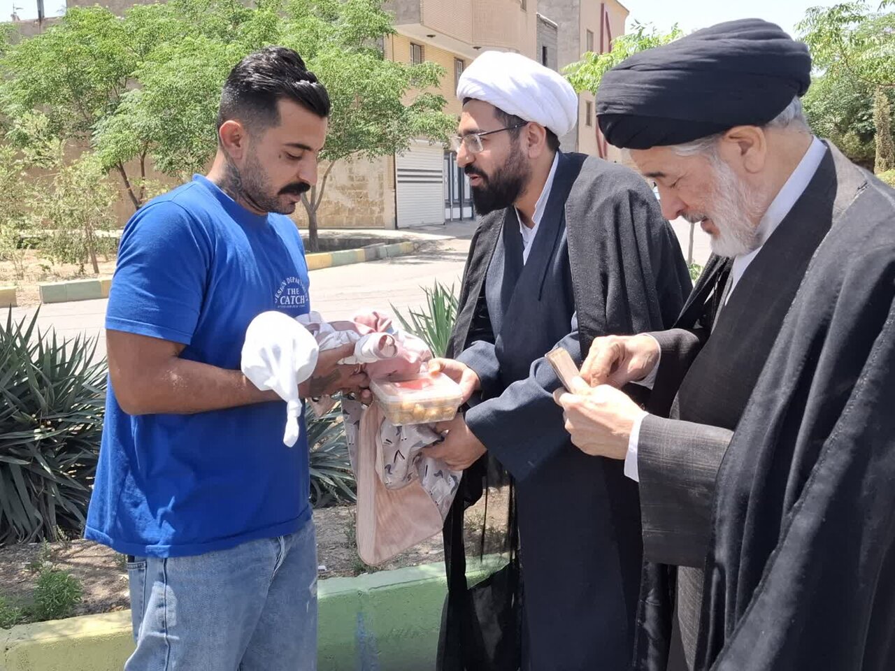 اقامه و اذان اتفاقی مشاور رییس جمهور در امور روحانیت به گوش نوزاد کاشانی+تصاویر
