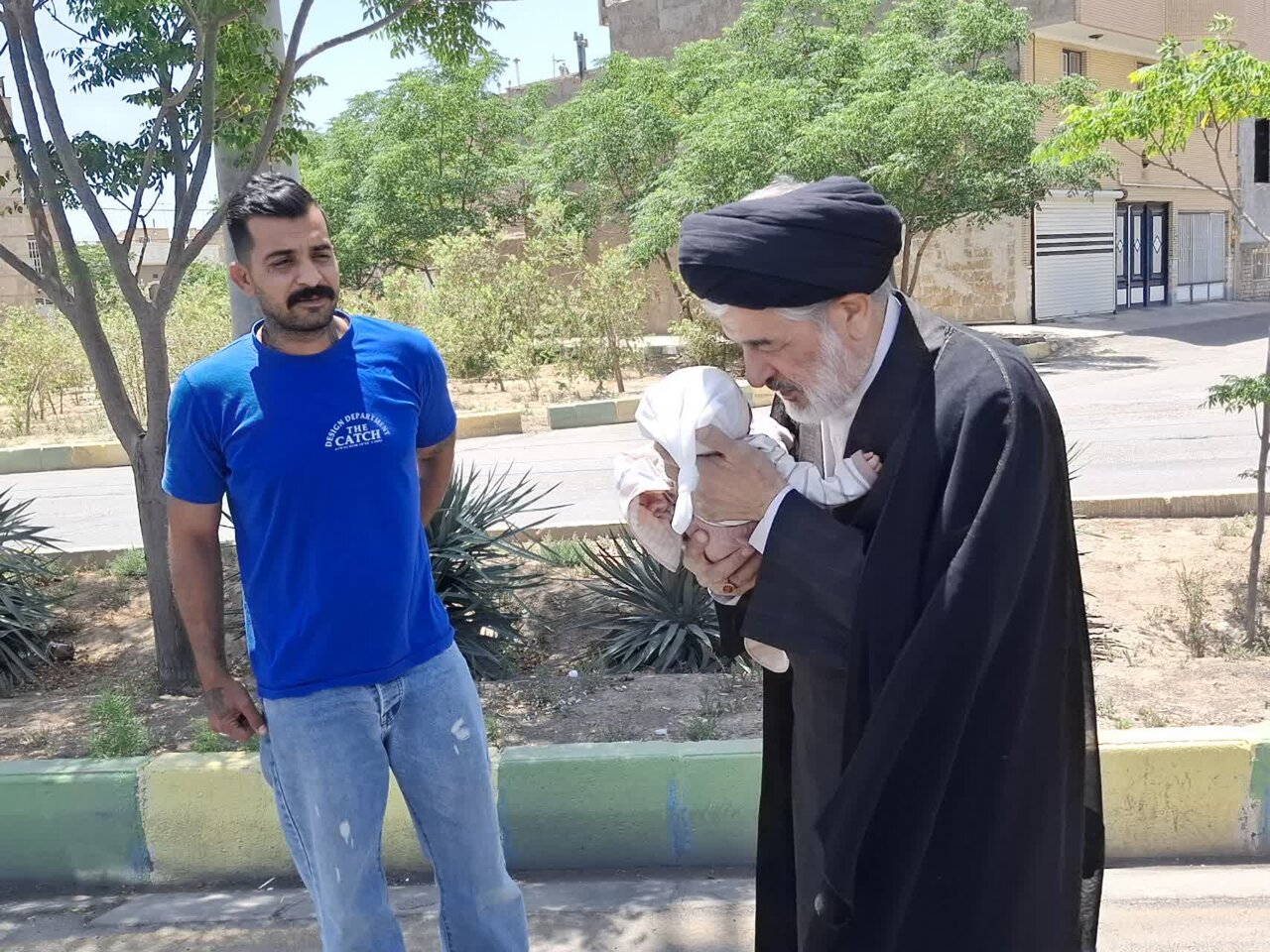لحظه‌ای معنوی در کاشان؛ اقامه و اذان مشاور رئیس‌جمهور در امور روحانیت به گوش نوزاد کاشانی