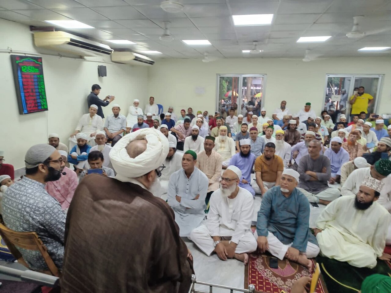 রাজধানীর মাজার মসজিদে জুমার নামাজে ইরানি আলেমের ঐক্যের আহ্বান