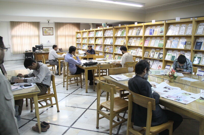کتابخوانی در ایران؛ از سرانه پایین مطالعه تا غربت منظومه فکری رهبر شهید