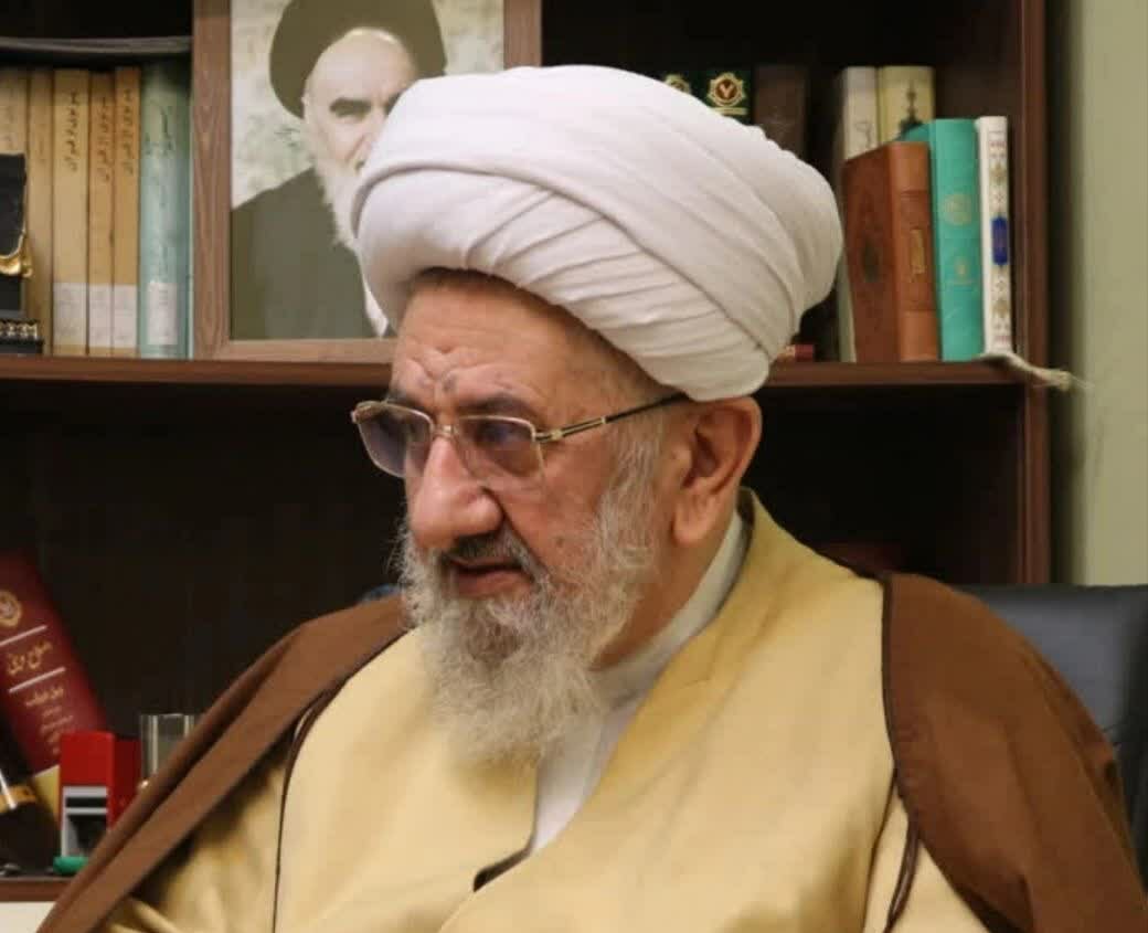 حوزویان تبعات هرگونه تسلیم در برابر دشمنان را برای مردم تبیین کنند حوزویان تبعات هرگونه تسلیم در برابر دشمنان را برای مردم تبیین کنند