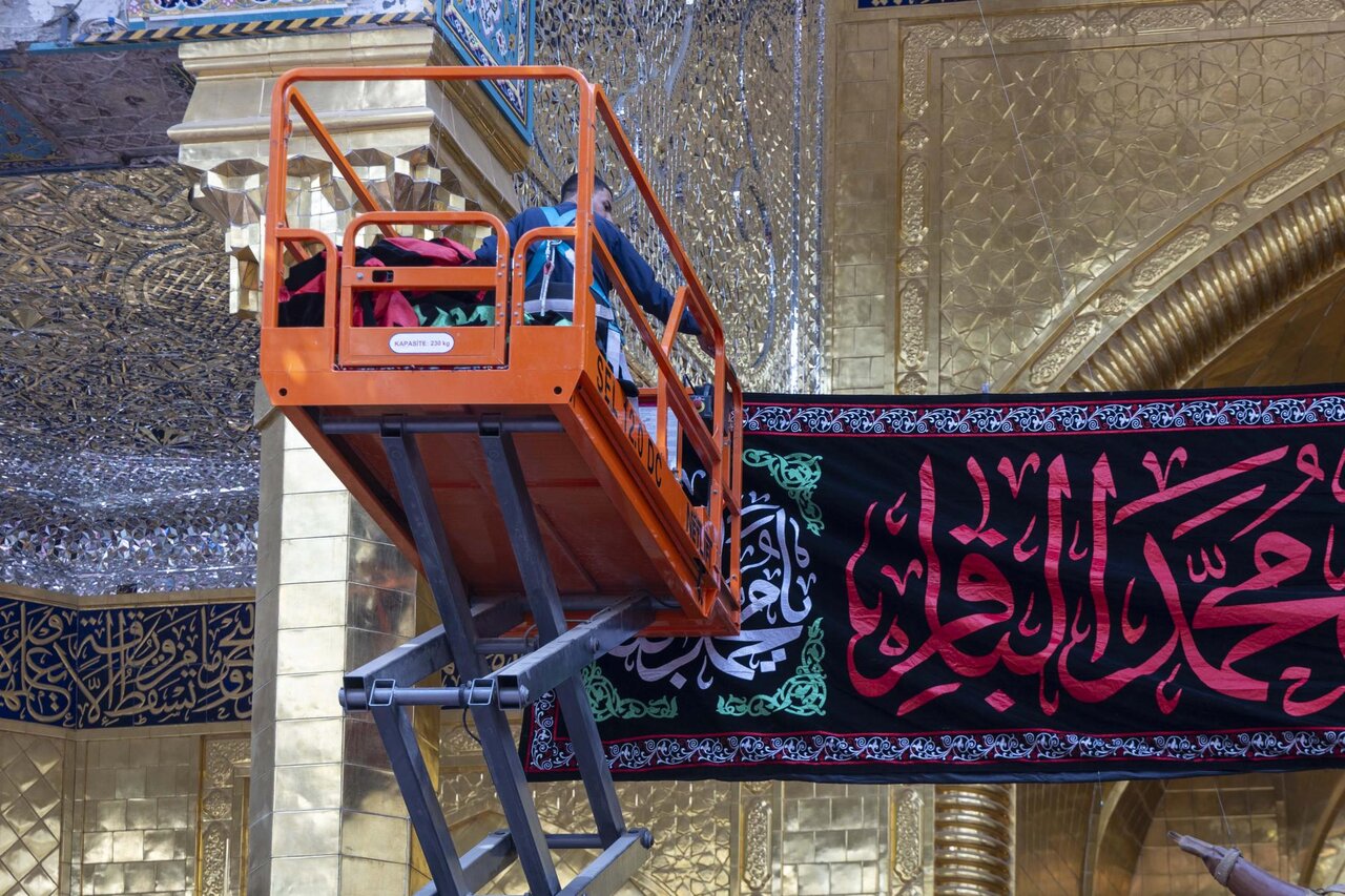 العتبة العباسية المقدسة تنشر لافتات الحزن بذكرى شهادة الإمام الباقر (عليه السلام)