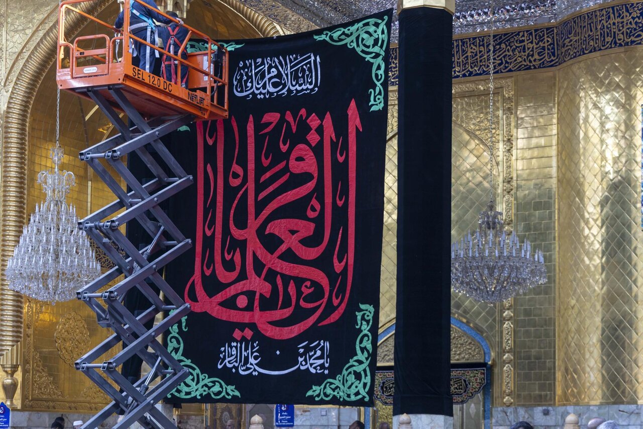 العتبة العباسية المقدسة تنشر لافتات الحزن بذكرى شهادة الإمام الباقر (عليه السلام)