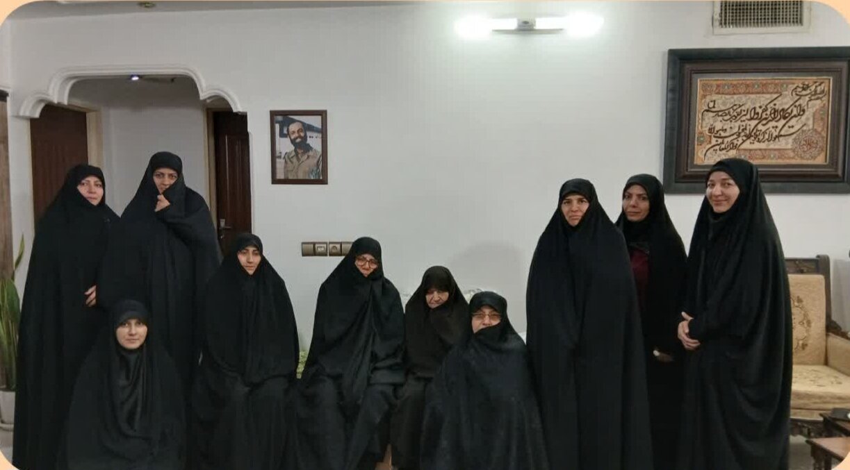 دیدار طلاب مدرسه علمیه تخصصی ریحانه الرسول ساوه با خانواده شهید نظر فخاری