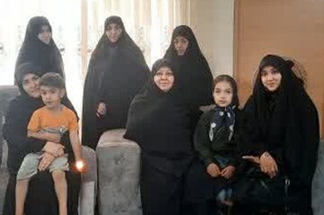 دیدار طلاب و کادر مدرسه علمیه فاطمه‌الزهرا(س) اصفهان با خانواده شهید محسن اکبری