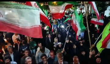 فیلم| اهتزاز پرچم ایران در هشتاد و پنجمین شب حماسه خیابان در الشتر