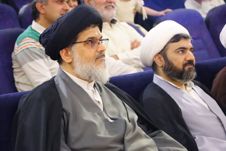 تصاویر/ تجلیل از دانش‌آموزان قرآنی دارای مدرک تخصصی حفظ قرآن و دارای معدلین برتر بر توسط حجت‌الاسلام والمسلمین حسینی امام جمعه بافق