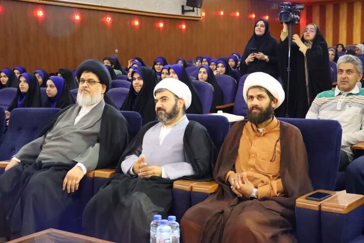تصاویر/ تجلیل از دانش‌آموزان قرآنی دارای مدرک تخصصی حفظ قرآن و دارای معدلین برتر بر توسط حجت‌الاسلام والمسلمین حسینی امام جمعه بافق
