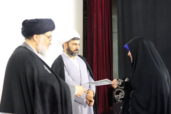 تصاویر/ تجلیل از دانش‌آموزان قرآنی دارای مدرک تخصصی حفظ قرآن و دارای معدلین برتر بر توسط حجت‌الاسلام والمسلمین حسینی امام جمعه بافق