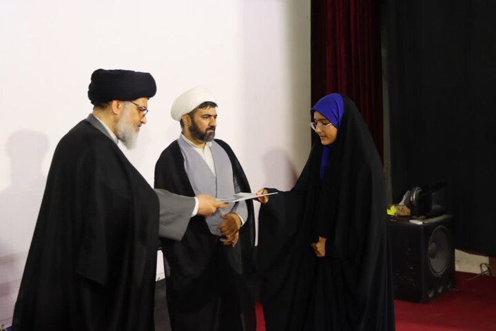 تصاویر/ تجلیل از دانش‌آموزان قرآنی دارای مدرک تخصصی حفظ قرآن و دارای معدلین برتر بر توسط حجت‌الاسلام والمسلمین حسینی امام جمعه بافق