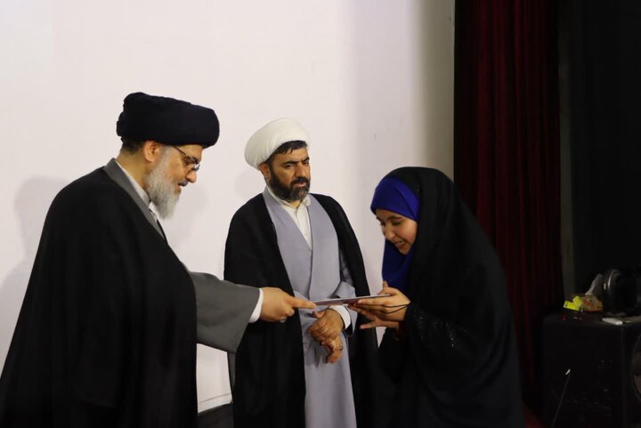 تصاویر/ تجلیل از دانش‌آموزان قرآنی دارای مدرک تخصصی حفظ قرآن و دارای معدلین برتر بر توسط حجت‌الاسلام والمسلمین حسینی امام جمعه بافق