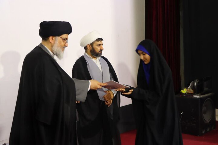 تصاویر/ تجلیل از دانش‌آموزان قرآنی دارای مدرک تخصصی حفظ قرآن و دارای معدلین برتر بر توسط حجت‌الاسلام والمسلمین حسینی امام جمعه بافق