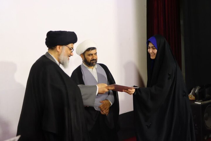 تصاویر/ تجلیل از دانش‌آموزان قرآنی دارای مدرک تخصصی حفظ قرآن و دارای معدلین برتر بر توسط حجت‌الاسلام والمسلمین حسینی امام جمعه بافق
