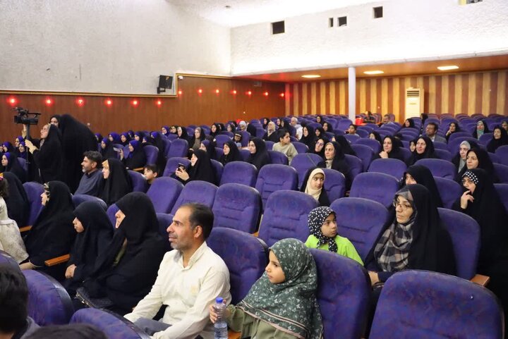 تصاویر/ تجلیل از دانش‌آموزان قرآنی دارای مدرک تخصصی حفظ قرآن و دارای معدلین برتر بر توسط حجت‌الاسلام والمسلمین حسینی امام جمعه بافق