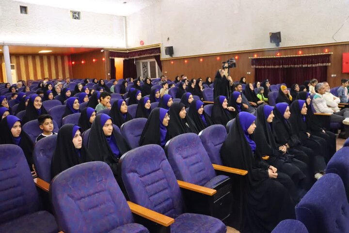 تصاویر/ تجلیل از دانش‌آموزان قرآنی دارای مدرک تخصصی حفظ قرآن و دارای معدلین برتر بر توسط حجت‌الاسلام والمسلمین حسینی امام جمعه بافق
