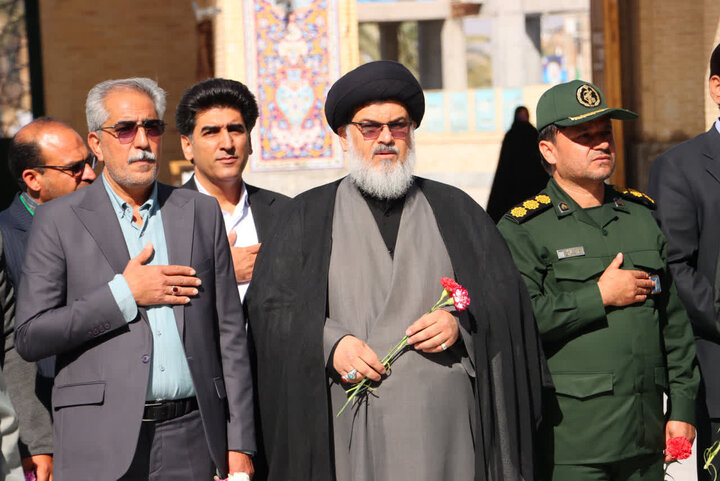 تصاویر/ حضور امام جمعه بافق در مراسم گلباران قبور مطهر شهدای مدفون در آستان مقدس امام زاده عبدالله علیه السلام به مناسبت سوم خرداد سالروز آزادسازی خرمشهر