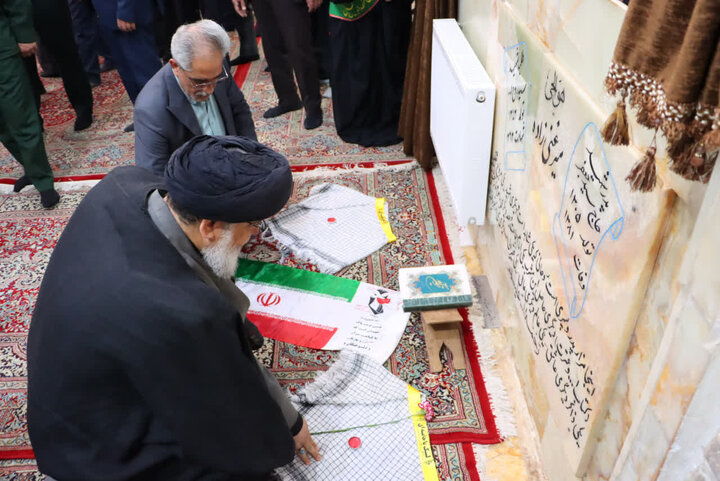 تصاویر/ حضور امام جمعه بافق در مراسم گلباران قبور مطهر شهدای مدفون در آستان مقدس امام زاده عبدالله علیه السلام به مناسبت سوم خرداد سالروز آزادسازی خرمشهر