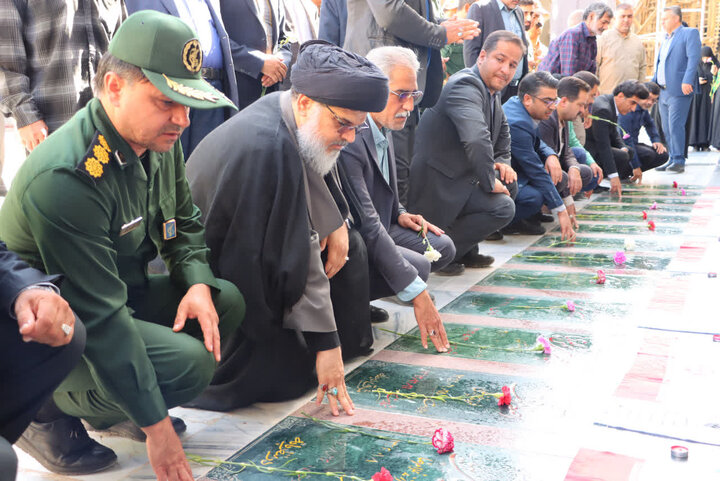 تصاویر/ حضور امام جمعه بافق در مراسم گلباران قبور مطهر شهدای مدفون در آستان مقدس امام زاده عبدالله علیه السلام به مناسبت سوم خرداد سالروز آزادسازی خرمشهر