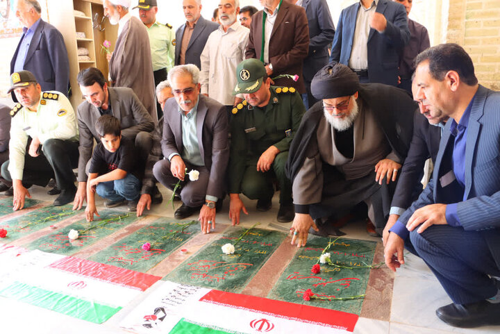 تصاویر/ حضور امام جمعه بافق در مراسم گلباران قبور مطهر شهدای مدفون در آستان مقدس امام زاده عبدالله علیه السلام به مناسبت سوم خرداد سالروز آزادسازی خرمشهر
