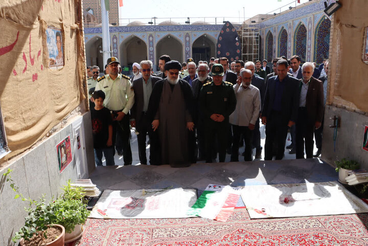 تصاویر/ حضور امام جمعه بافق در مراسم گلباران قبور مطهر شهدای مدفون در آستان مقدس امام زاده عبدالله علیه السلام به مناسبت سوم خرداد سالروز آزادسازی خرمشهر