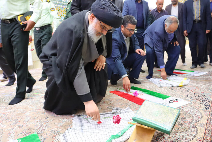 تصاویر/ حضور امام جمعه بافق در مراسم گلباران قبور مطهر شهدای مدفون در آستان مقدس امام زاده عبدالله علیه السلام به مناسبت سوم خرداد سالروز آزادسازی خرمشهر