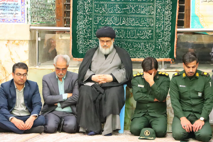 تصاویر/ حضور امام جمعه بافق در مراسم گلباران قبور مطهر شهدای مدفون در آستان مقدس امام زاده عبدالله علیه السلام به مناسبت سوم خرداد سالروز آزادسازی خرمشهر