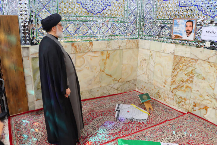 تصاویر/ حضور امام جمعه بافق در مراسم گلباران قبور مطهر شهدای مدفون در آستان مقدس امام زاده عبدالله علیه السلام به مناسبت سوم خرداد سالروز آزادسازی خرمشهر