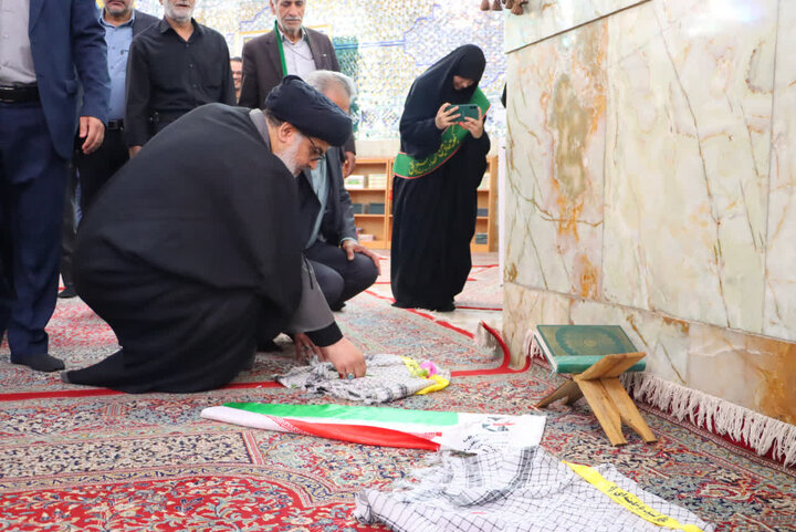 تصاویر/ حضور امام جمعه بافق در مراسم گلباران قبور مطهر شهدای مدفون در آستان مقدس امام زاده عبدالله علیه السلام به مناسبت سوم خرداد سالروز آزادسازی خرمشهر