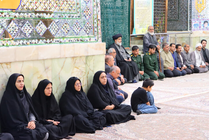 تصاویر/ حضور امام جمعه بافق در مراسم گلباران قبور مطهر شهدای مدفون در آستان مقدس امام زاده عبدالله علیه السلام به مناسبت سوم خرداد سالروز آزادسازی خرمشهر