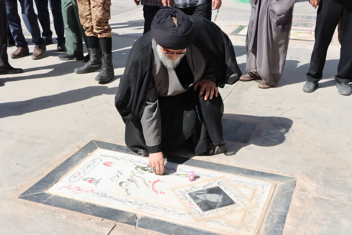 تصاویر/ حضور امام جمعه بافق در مراسم گلباران قبور مطهر شهدای مدفون در آستان مقدس امام زاده عبدالله علیه السلام به مناسبت سوم خرداد سالروز آزادسازی خرمشهر