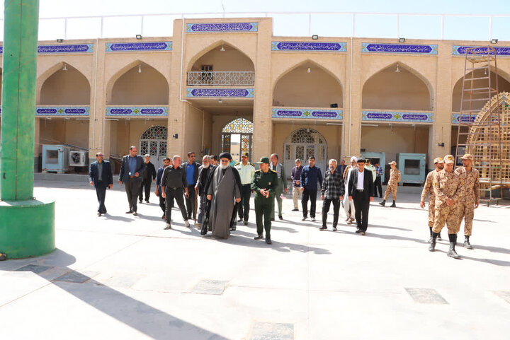 تصاویر/ حضور امام جمعه بافق در مراسم گلباران قبور مطهر شهدای مدفون در آستان مقدس امام زاده عبدالله علیه السلام به مناسبت سوم خرداد سالروز آزادسازی خرمشهر
