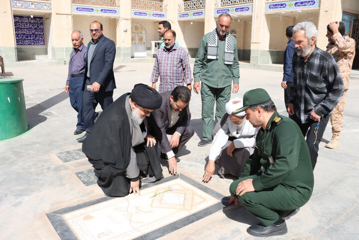 تصاویر/ حضور امام جمعه بافق در مراسم گلباران قبور مطهر شهدای مدفون در آستان مقدس امام زاده عبدالله علیه السلام به مناسبت سوم خرداد سالروز آزادسازی خرمشهر