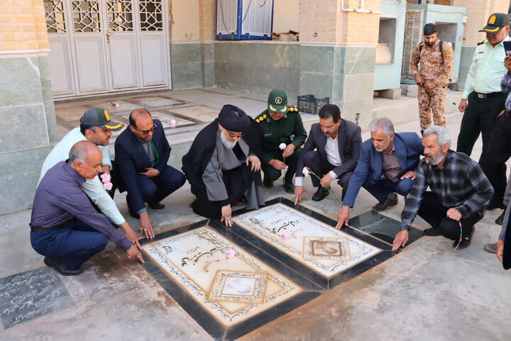 تصاویر/ حضور امام جمعه بافق در مراسم گلباران قبور مطهر شهدای مدفون در آستان مقدس امام زاده عبدالله علیه السلام به مناسبت سوم خرداد سالروز آزادسازی خرمشهر