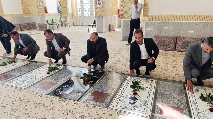 تصاویر/  ادای احترام مسئولان بهاباد به مقام شامخ شهدا همزمان با سوم خرداد