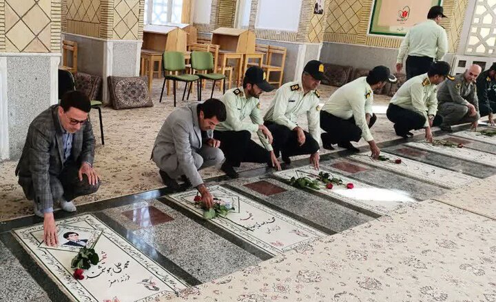 تصاویر/  ادای احترام مسئولان بهاباد به مقام شامخ شهدا همزمان با سوم خرداد