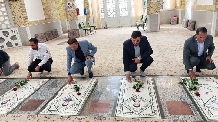 تصاویر/  ادای احترام مسئولان بهاباد به مقام شامخ شهدا همزمان با سوم خرداد
