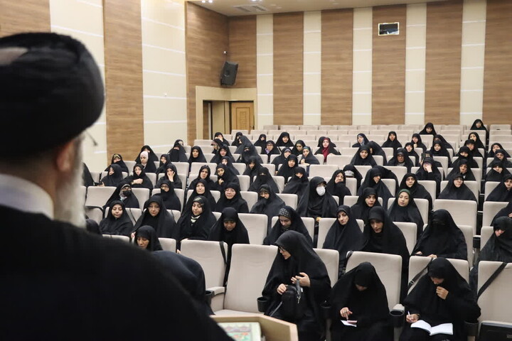 تصاویر / برگزاری نشست تبیینی «بر مدار حسین» ویژه شبکه بانوان کنش‌گر در تبریز