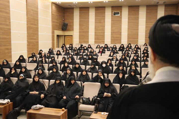 تصاویر / برگزاری نشست تبیینی «بر مدار حسین» ویژه شبکه بانوان کنش‌گر در تبریز