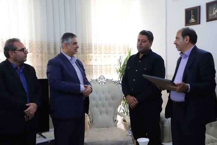 تصاویر/دیدار استاندار مرکزی با خانواده سردار شهید مهدی وفایی در محلات